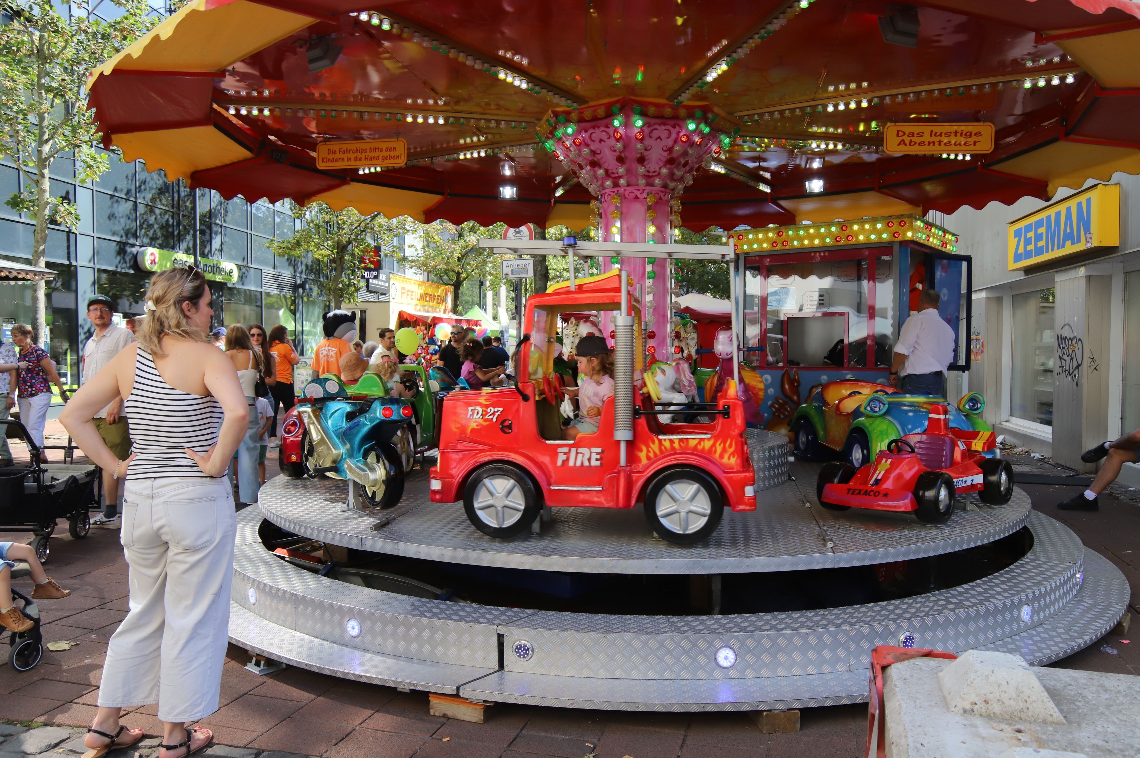 Ein Kinderkarussell beim Siegburger Stadtfest.