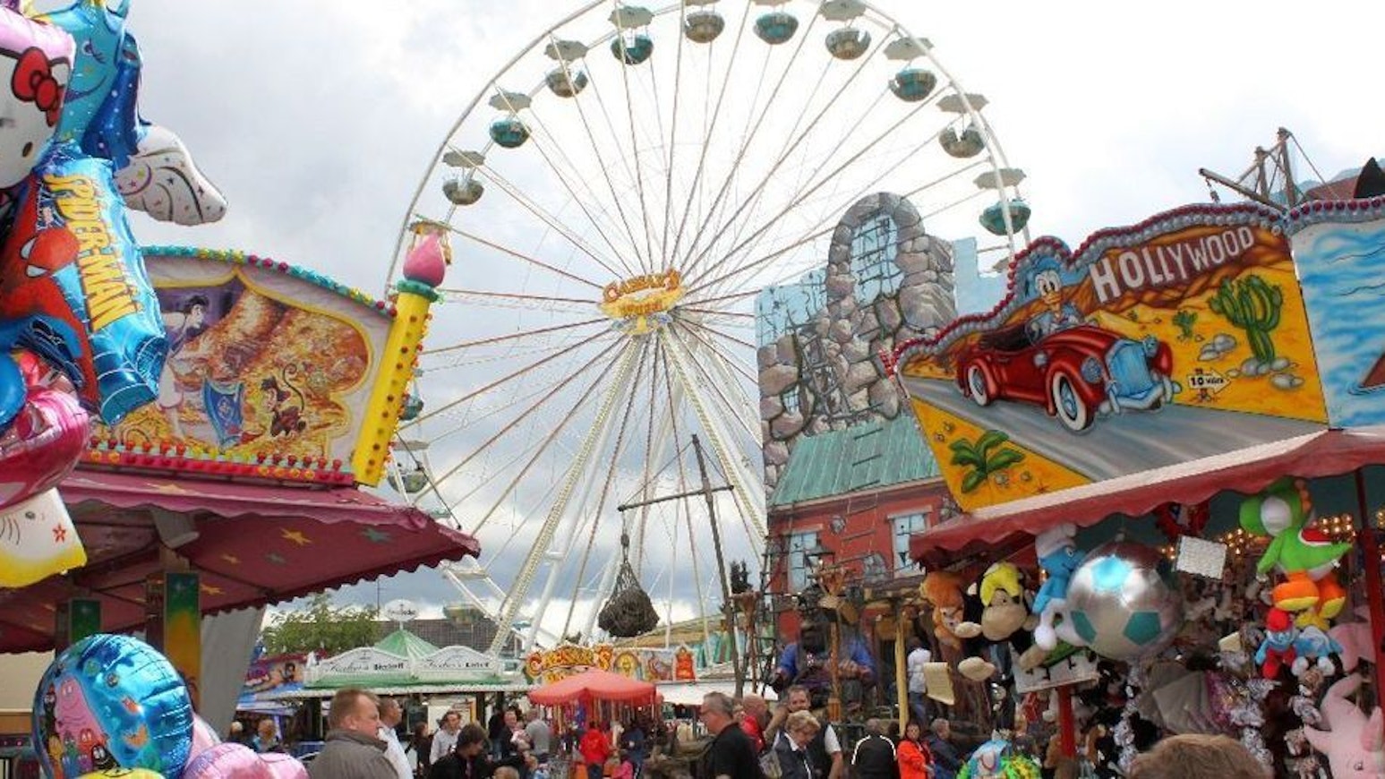 Ein Riesenrad ragt über Buden der Wermelskirchener Kirmes.