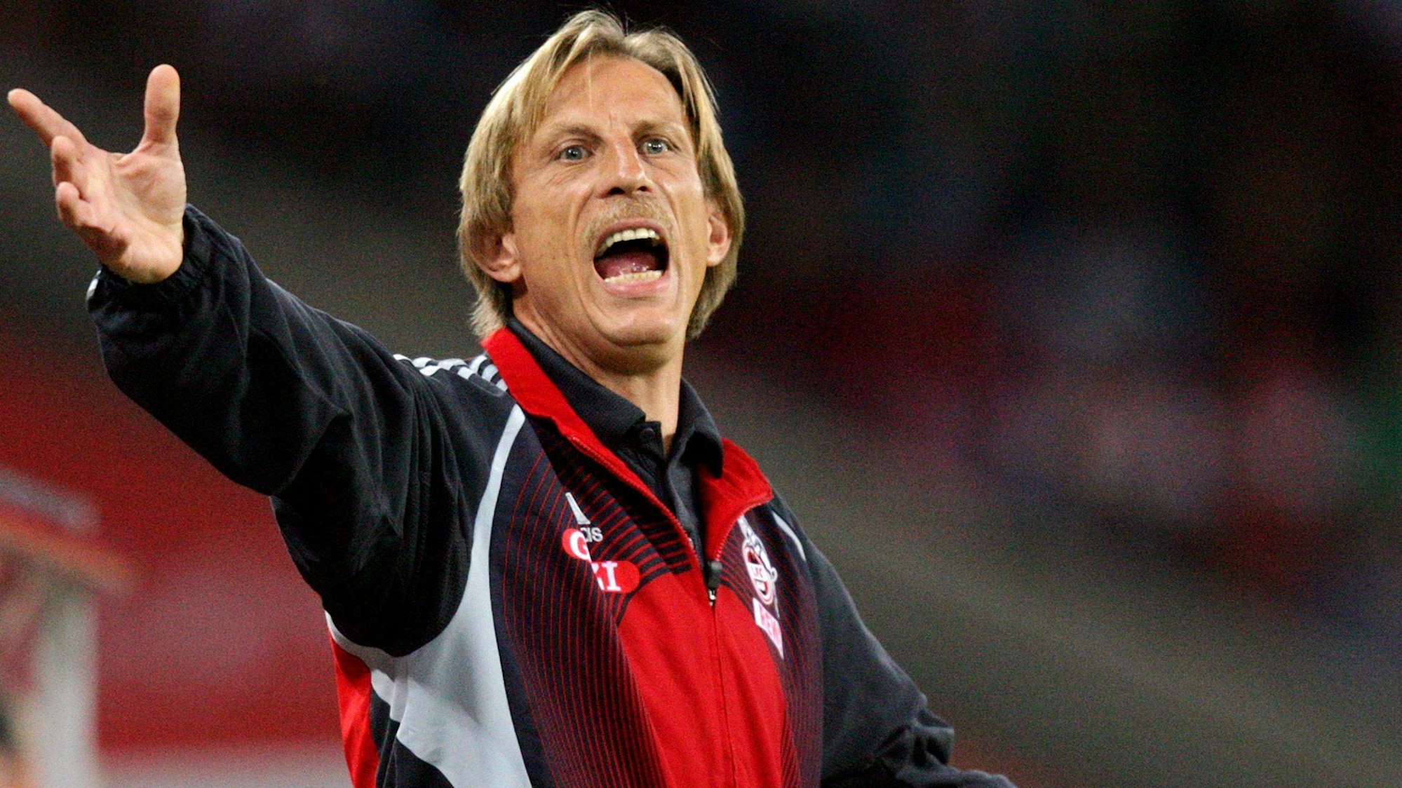 Kölns damaliger Trainer Christoph Daum gesikuliert an der Seitenlinie.