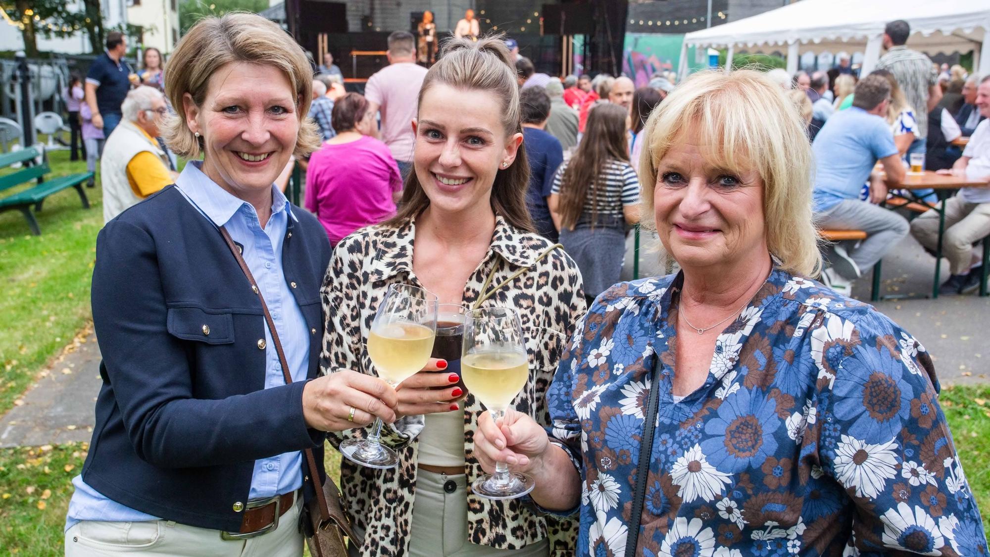 Beim Weinfest am Ründerother Aggerstrand: von links Sandra Wiebach, Leonie Wiebach, Anne Kohlberg.