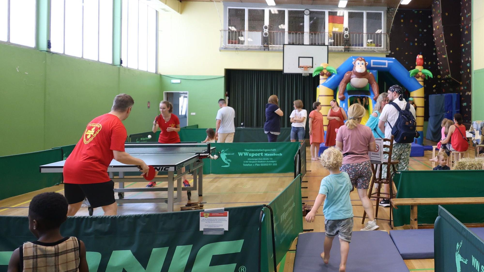 Sporthalle mit Hüpfburg