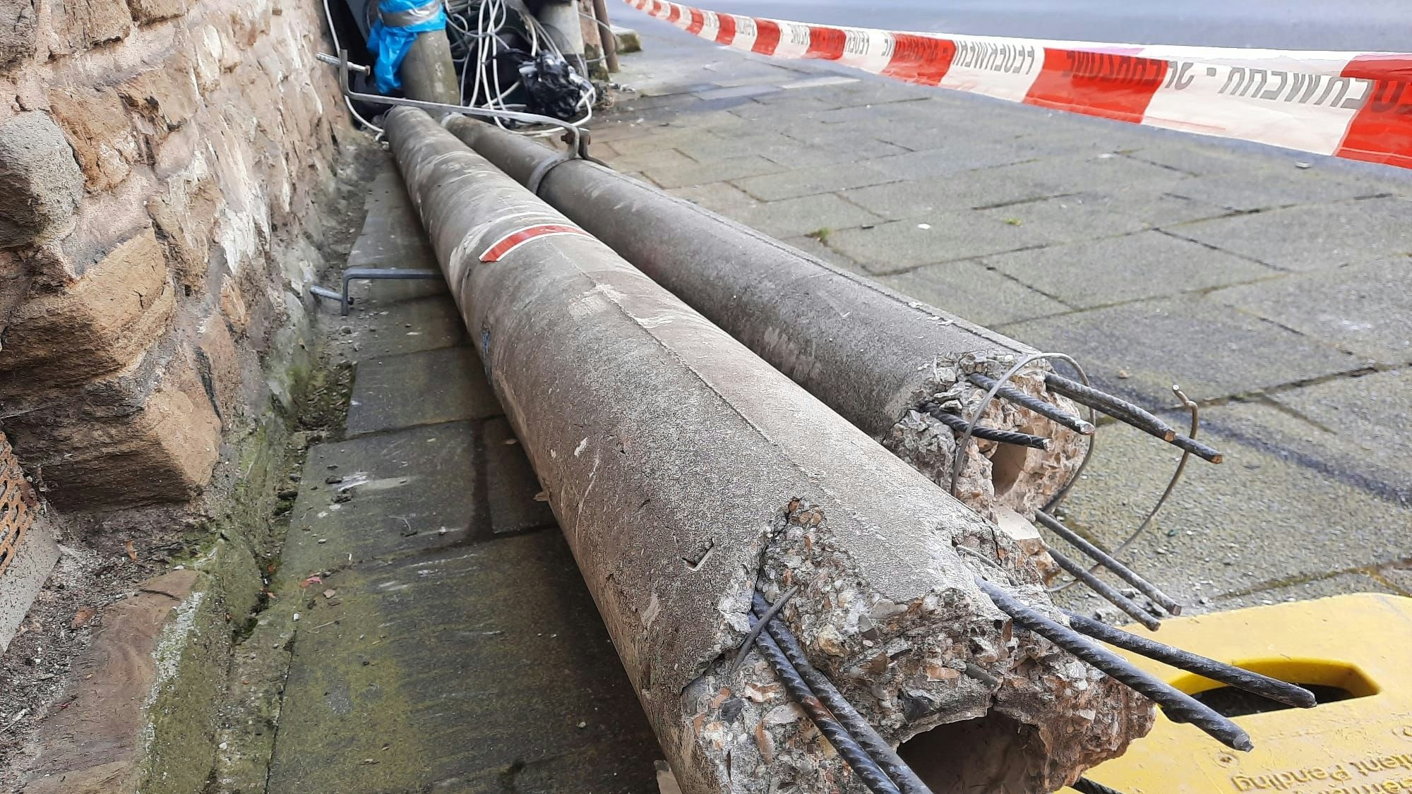 Ein demolierter Mast.