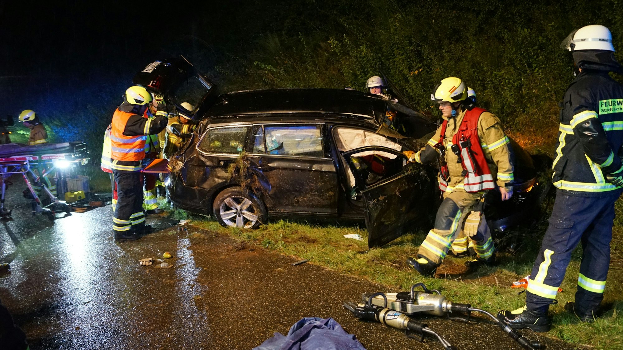 Das Bild zeigt die Feuerwehr im Einsatz nach dem Unfall auf der A1.