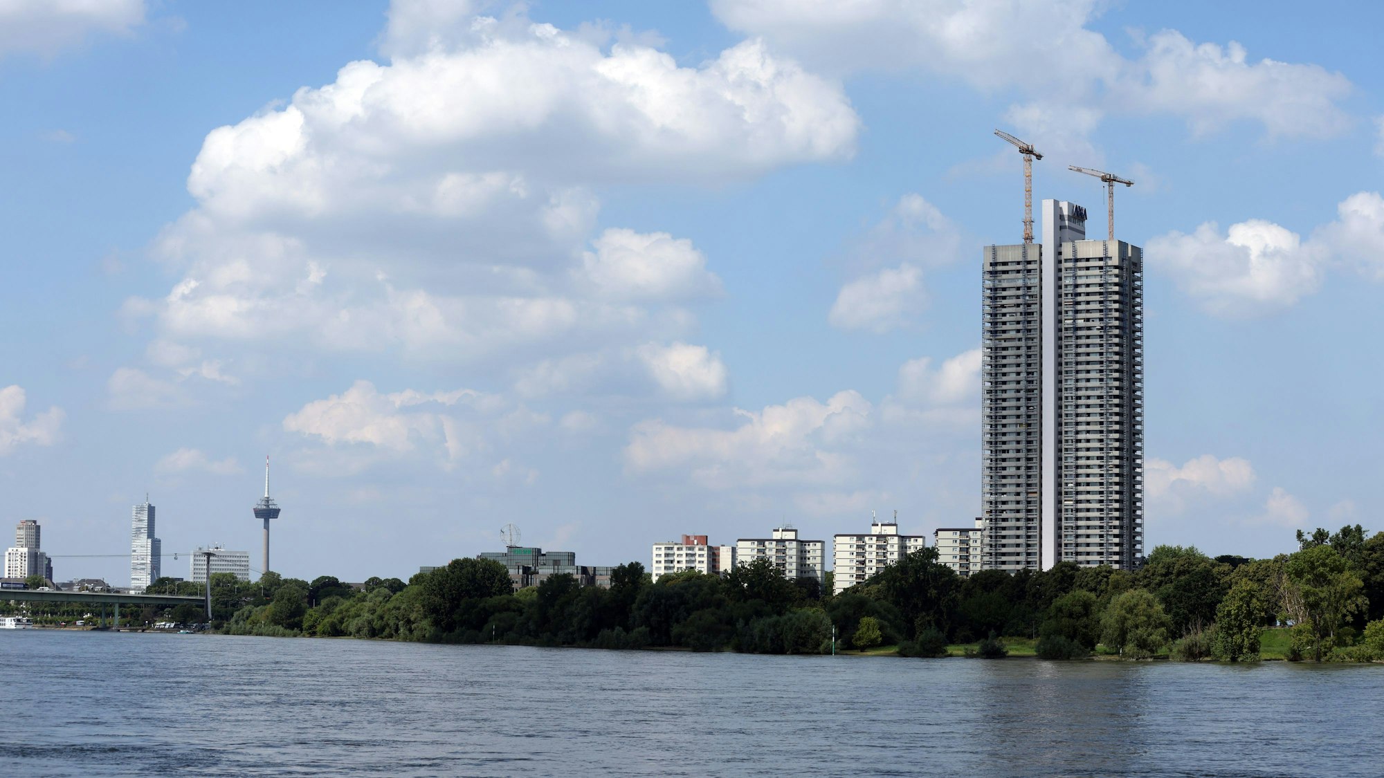 Mit 147 Metern ist das Colonia-Haus (rechts) eines der höchsten Gebäude der Stadt. Nur Kölnturm und Colonius (links) sowie der Dom sind höher.