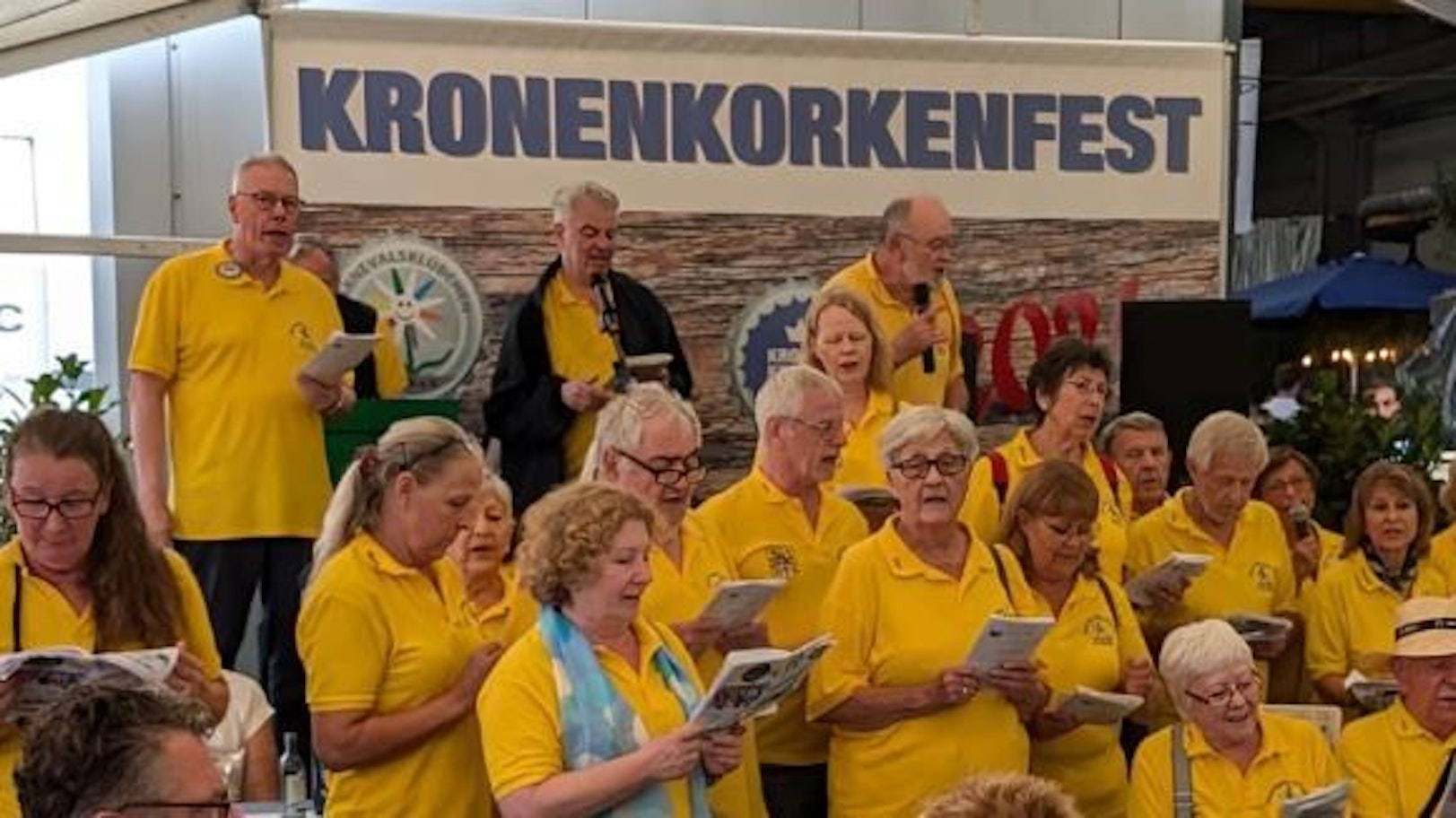 Zu sehen ist der Senat-Chor der Fidele Bröhler Falkenjäger trat beim Kronkorkenfest.