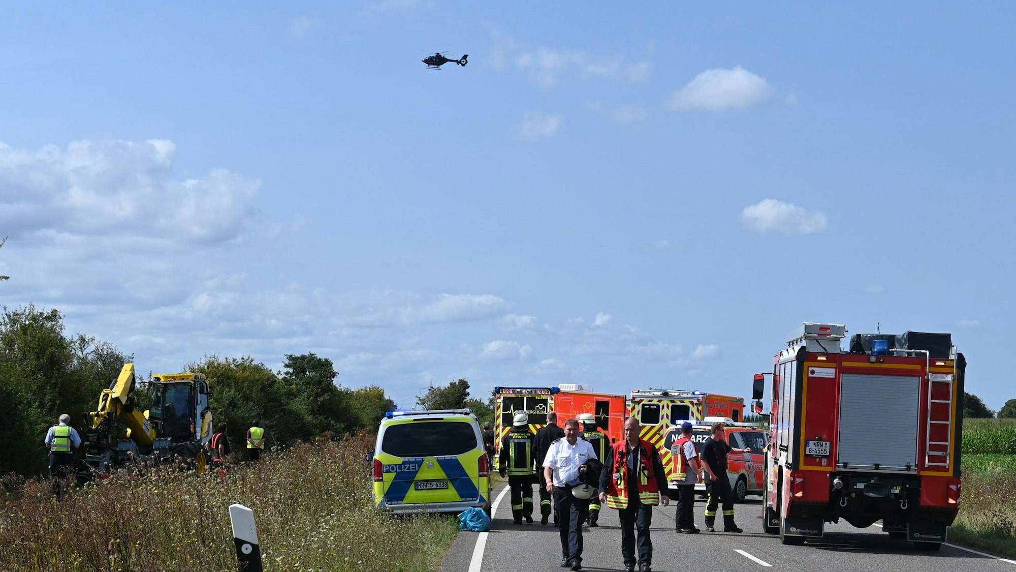 Das Bild zeigt die Unfallstelle mit mehreren Rettungswagen.