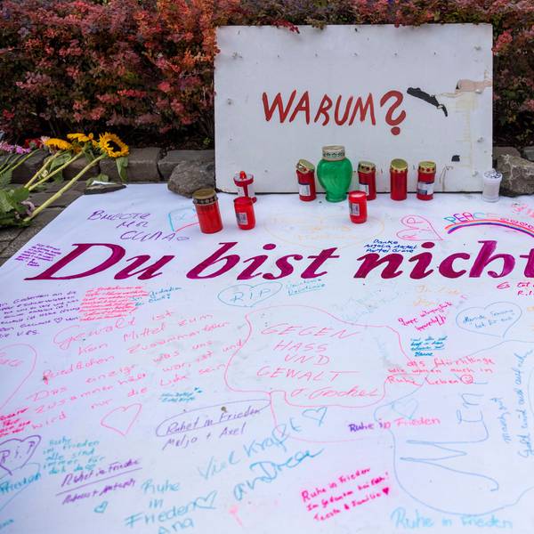 Solingen: Nach der Messerattacke auf dem Solinger Stadtfest haben Menschen in der Nähe des Tatortes Nachrichten sowie Blumen und Kerzen hinterlassen.
