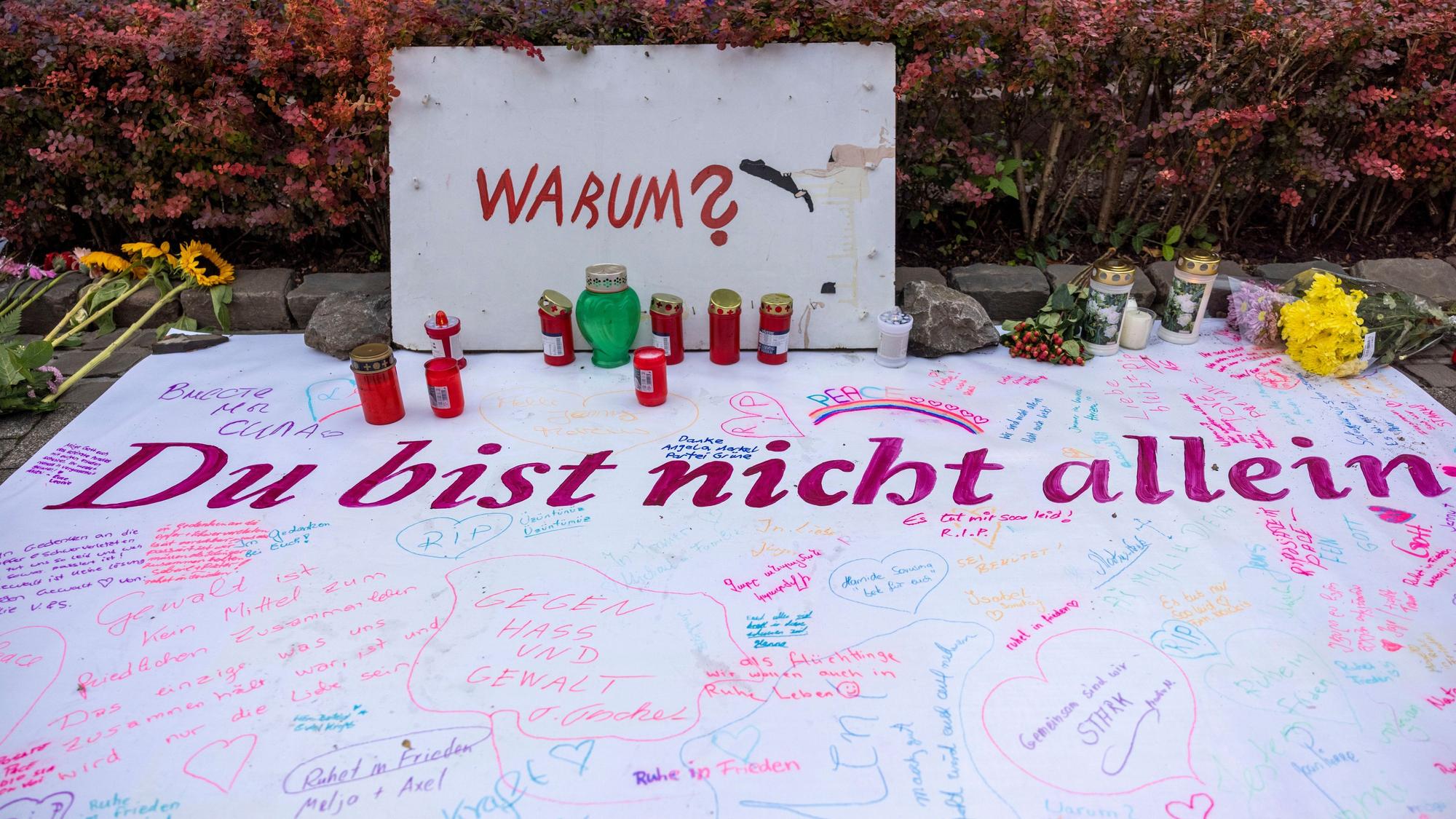 Solingen: Nach der Messerattacke auf dem Solinger Stadtfest haben Menschen in der Nähe des Tatortes Nachrichten sowie Blumen und Kerzen hinterlassen.