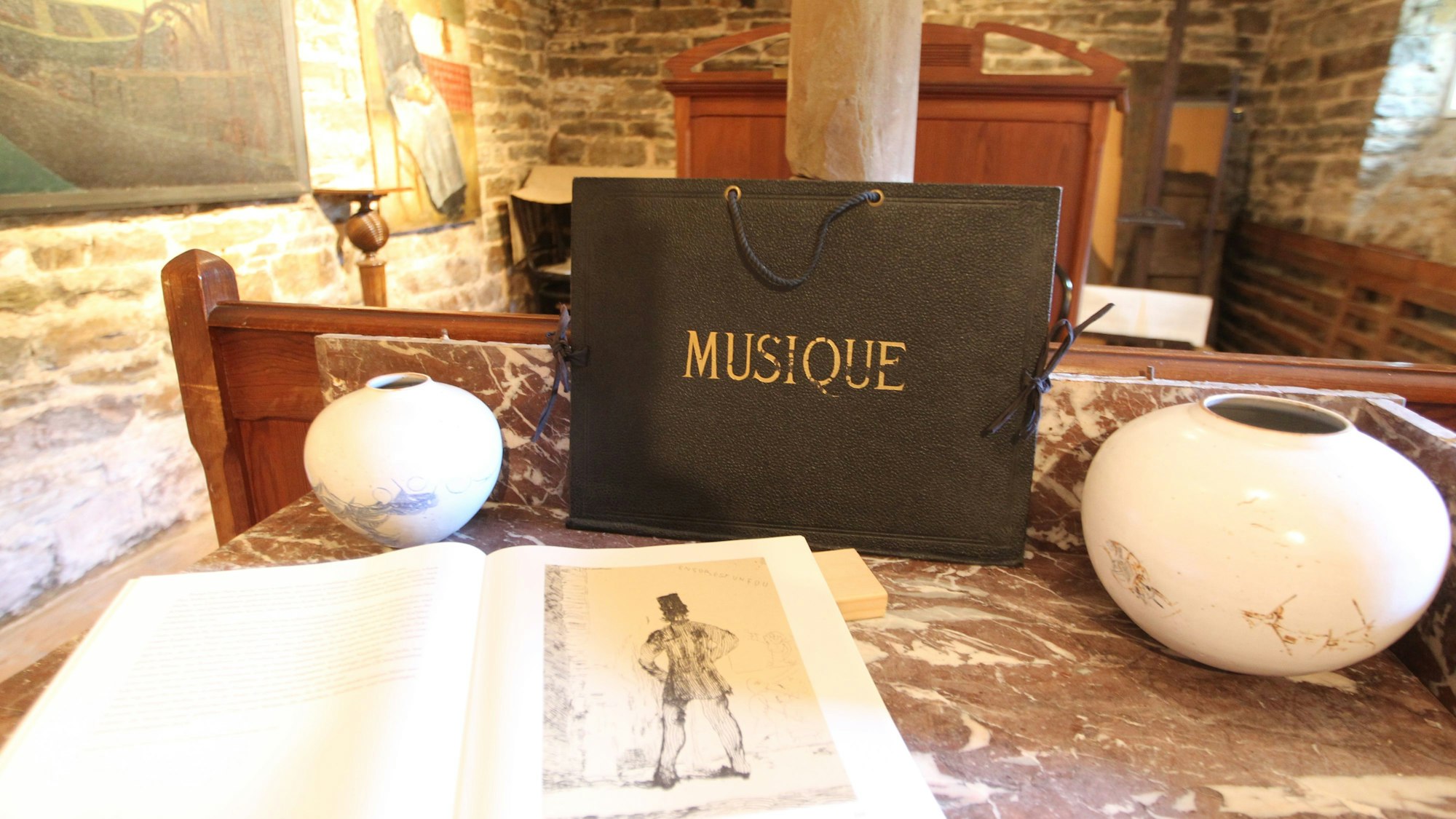 Eine Original-Mappe mit Noten des Künstlers.