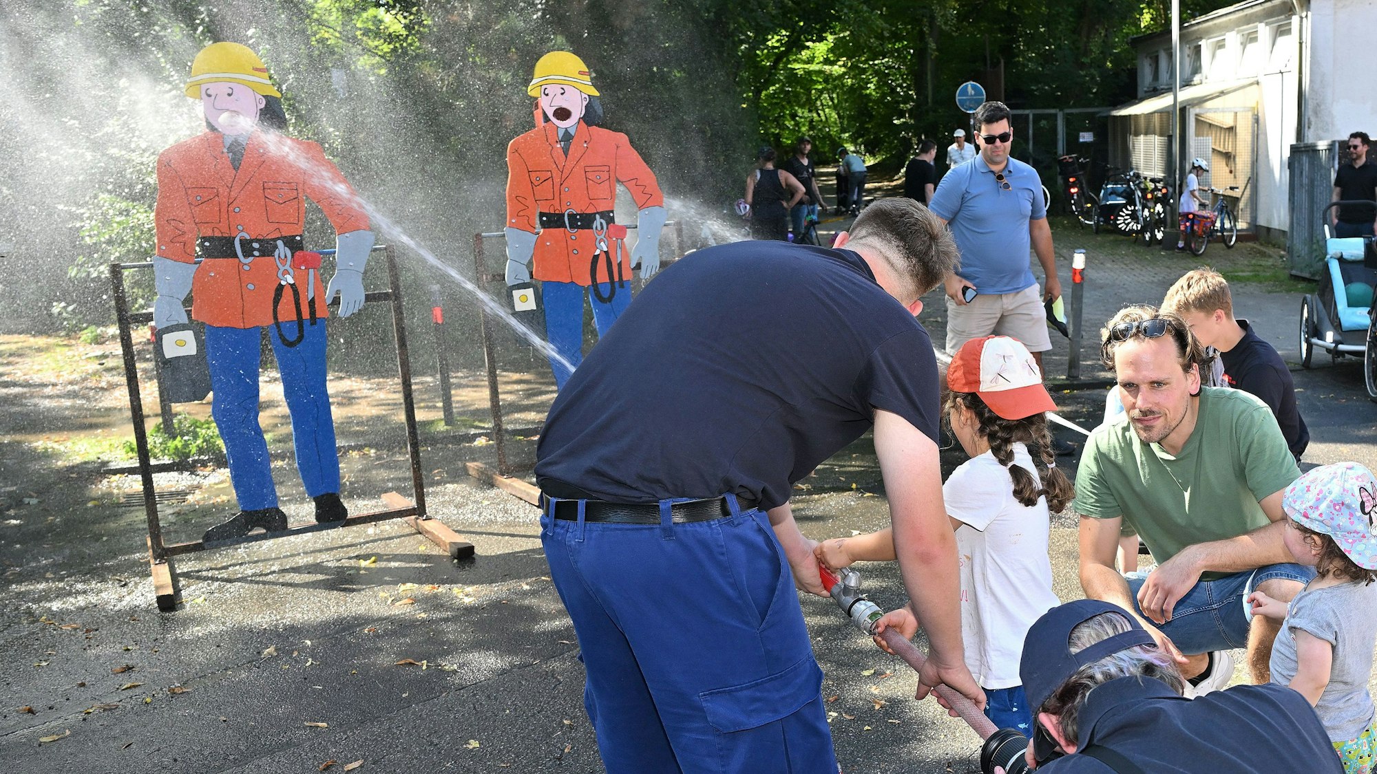 Hautnahe Einblicke in die Feuerwehrarbeit boten die Refrather Einsatzkräfte und ihre Kollegen aus dem Stadtgebiet zum Jubiläum an der Steinbreche.