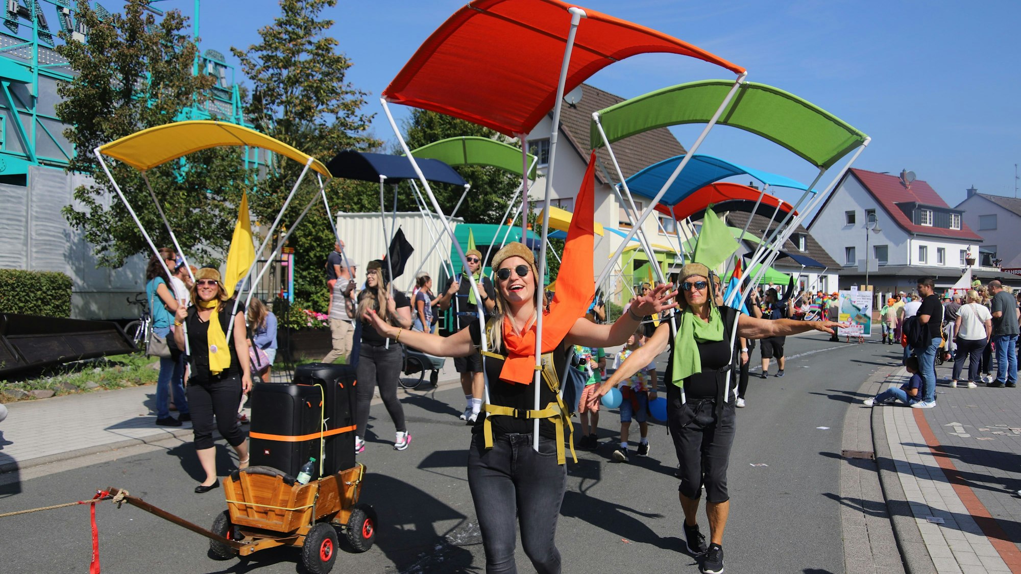 Acht Fußgruppen, zehn Wagen, 16 Trecker-Oldies: Insgesamt 1200 Teilnehmer, darunter 550 Kinder, zogen beim Kirmes-Korso in Wahlscheid über die Kirmesmeile.