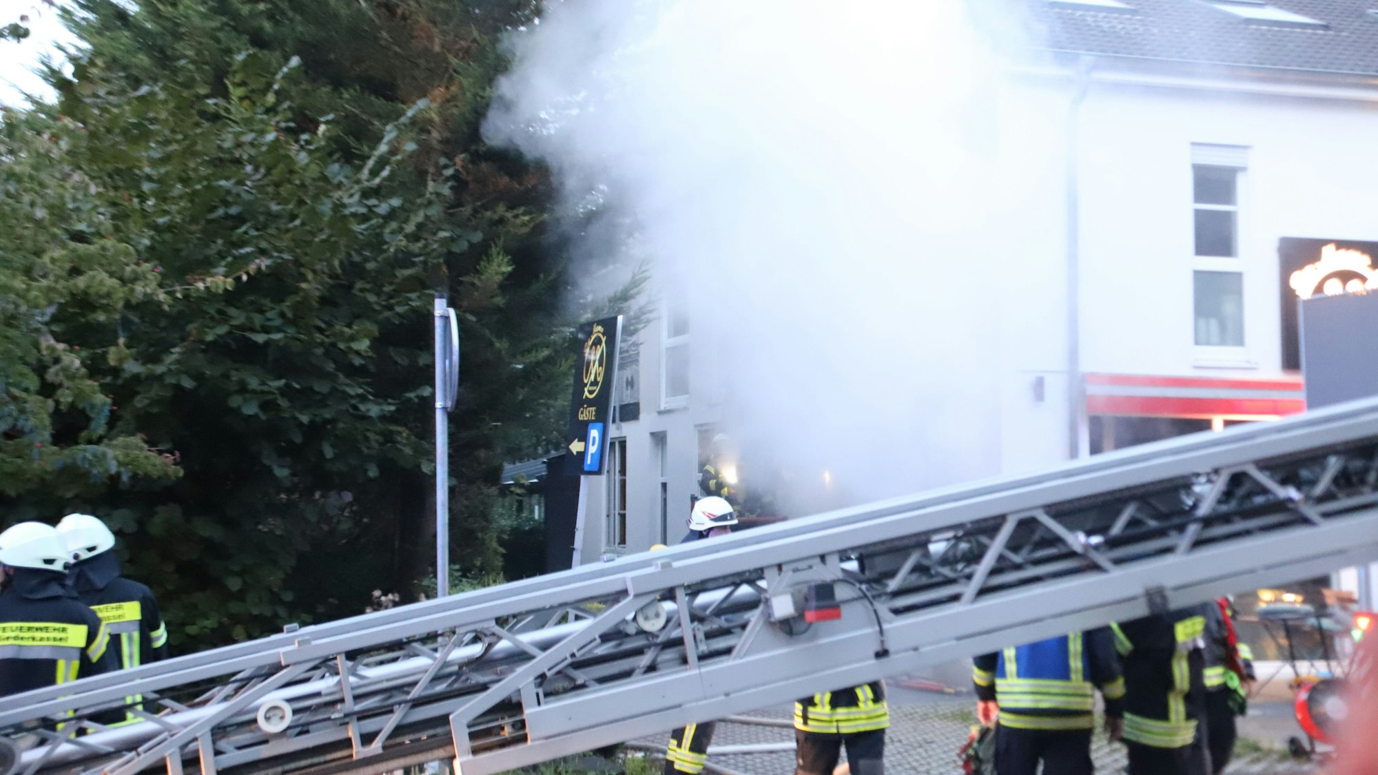 In einem Schnellrestaurant an der Feldmühlestraße ist es in einem Abzug zu einem Brand gekommen.