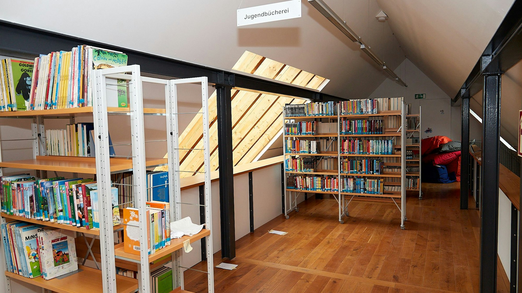 Ein Blick in einen der Bibliotheksräume, in dem mehrere Regale stehen.