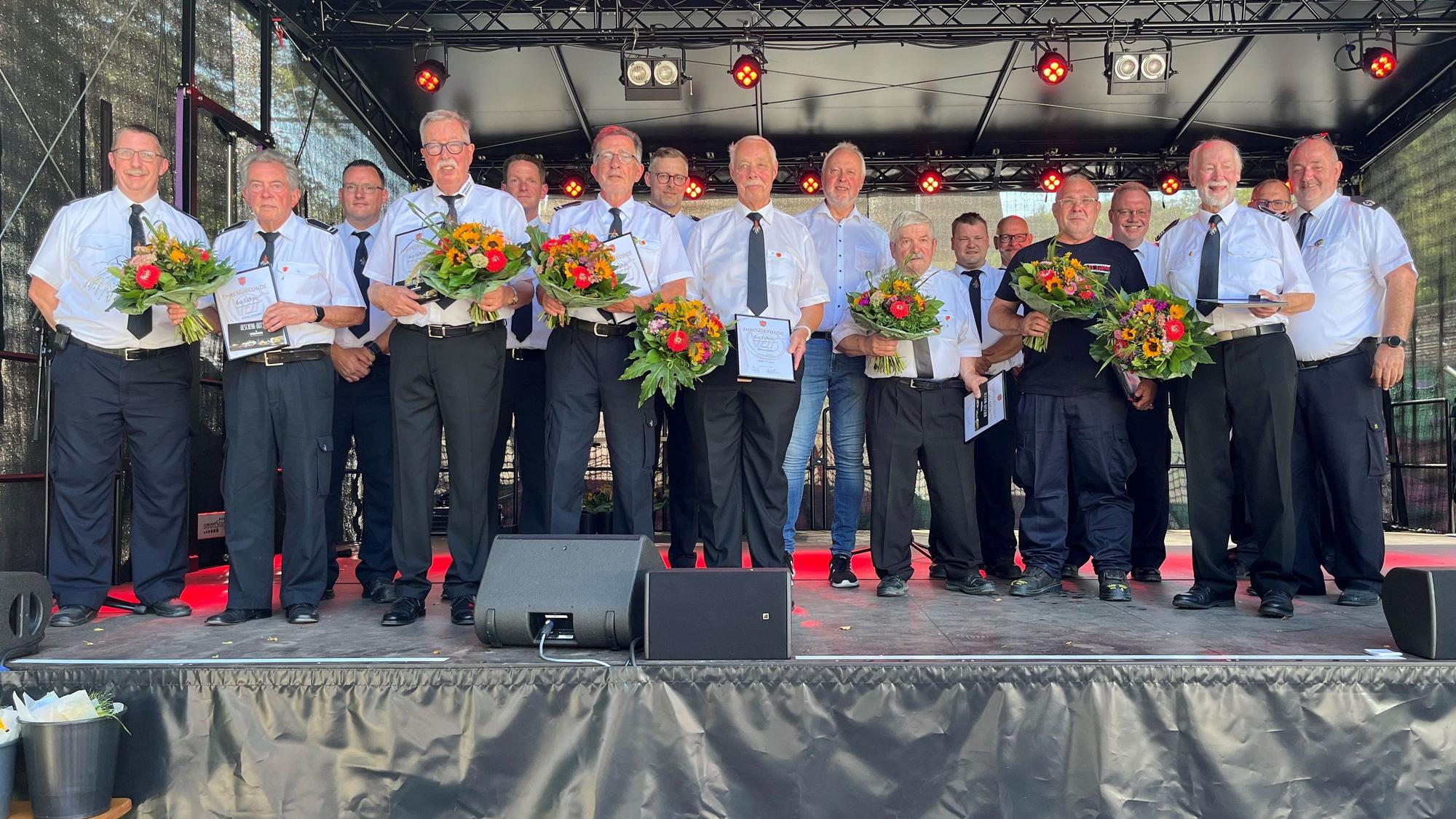 Gründungsmitglieder der Jugendfeuerwehr Ründeroth von 1964 wurden ebenso geehrt wie der damalige erste Ausbilder des Nachwuchses, Dietrich Adolphs (Zweiter von rechts).
