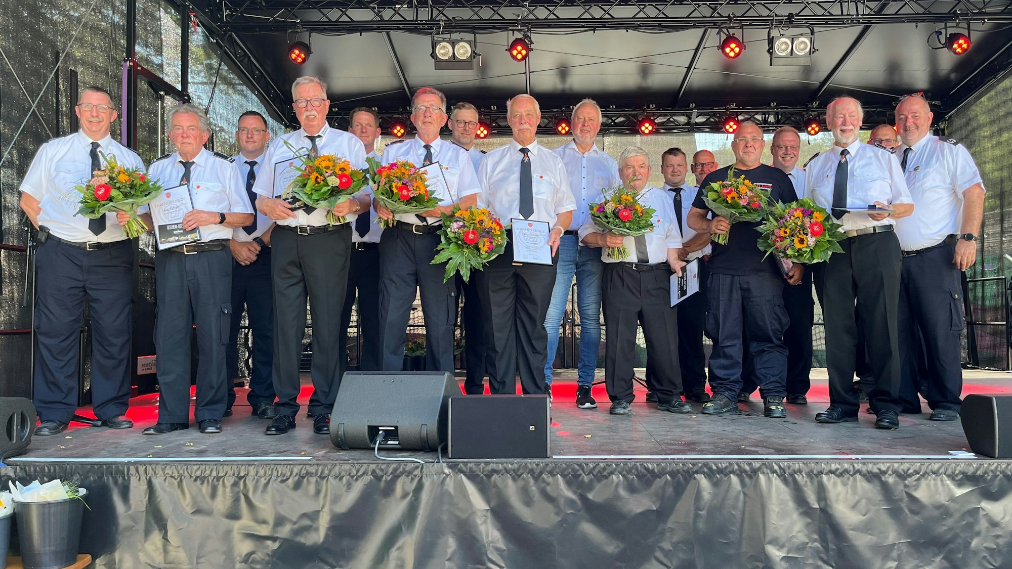 Gründungsmitglieder der Jugendfeuerwehr Ründeroth von 1964 wurden ebenso geehrt wie der damalige erste Ausbilder des Nachwuchses, Dietrich Adolphs (Zweiter von rechts).