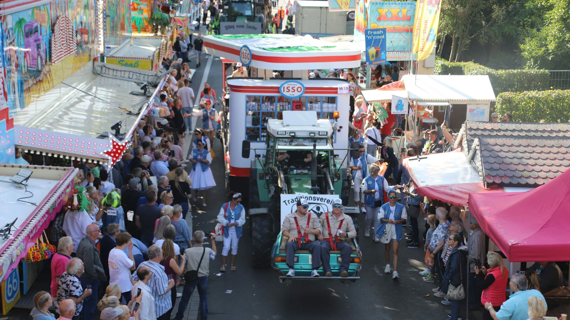 Rosenmontagsgefühl auf der Kirmes - der Korso begeisterte mit aufwendigen Festwagen.
