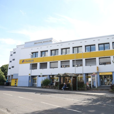 Ein Gebäude mit der Aufschrift Postbank.