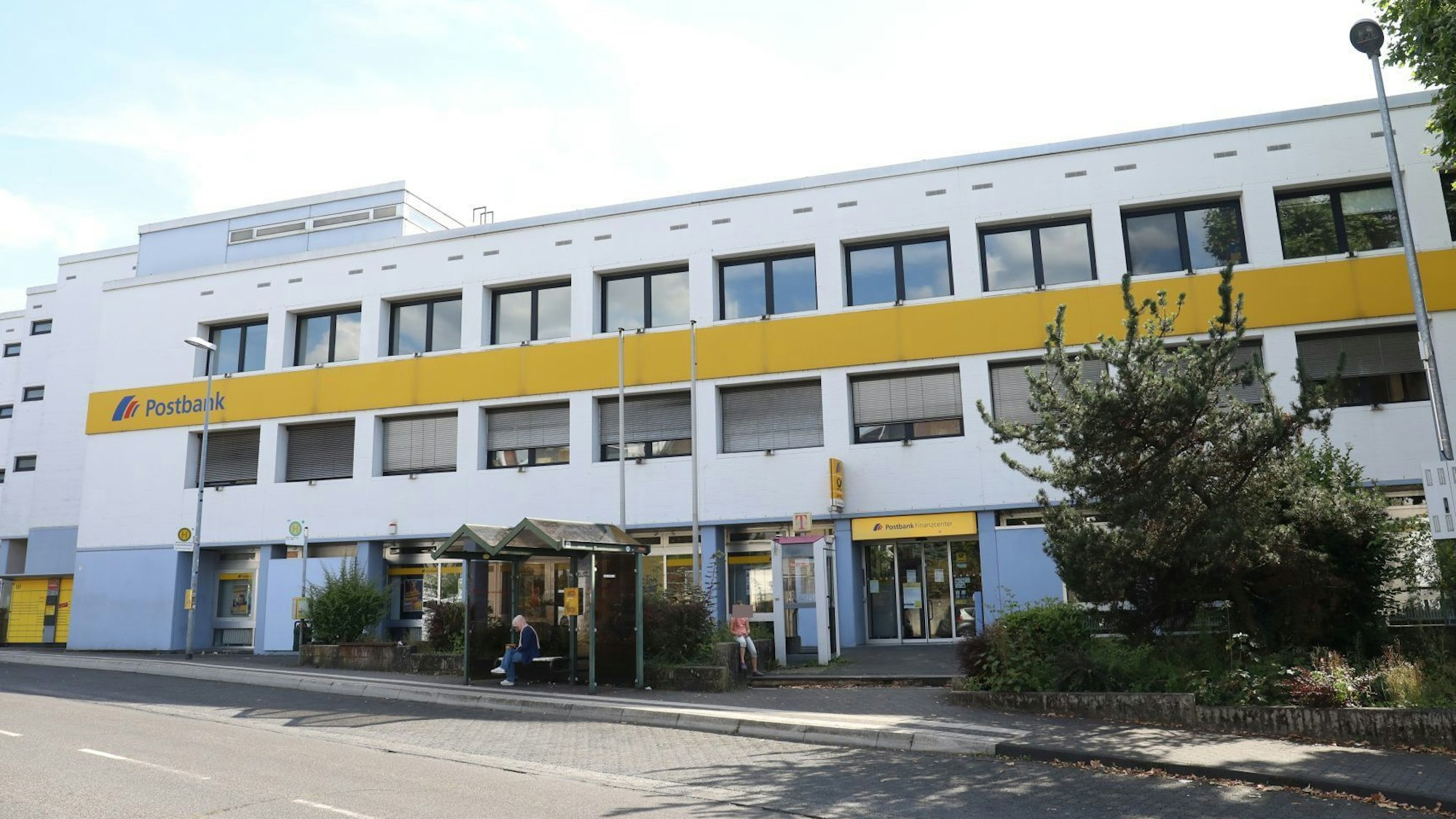 Ein Gebäude mit der Aufschrift Postbank.