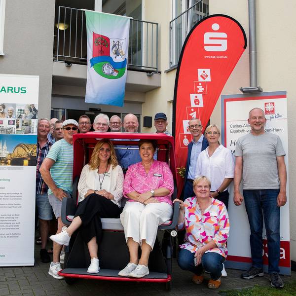 Eine Rikscha für Worringen.
Bild: in der Rikscha: Raisat Simon (l.) Iwona Prewlic-Koch vom Lazarus Haus Blumenberg, rechts hockend: Silke Joseph, Elisabeth-von-Thüringen Haus Worringen, ganz rechts: Hartmut Emme Seniorennetzwerk Worringen, links daneben Susanne Schumacher, Kranken- und Pflegeverein Worringen, links neben ihr: Matthias Kklehr, Kreissparkasse Worringen, hinter der Rikscha rechts mit Kappe: Kaspar Dick, Vors. Bürgerverein Worringen, alle anderen sind Rikscha-Piloten