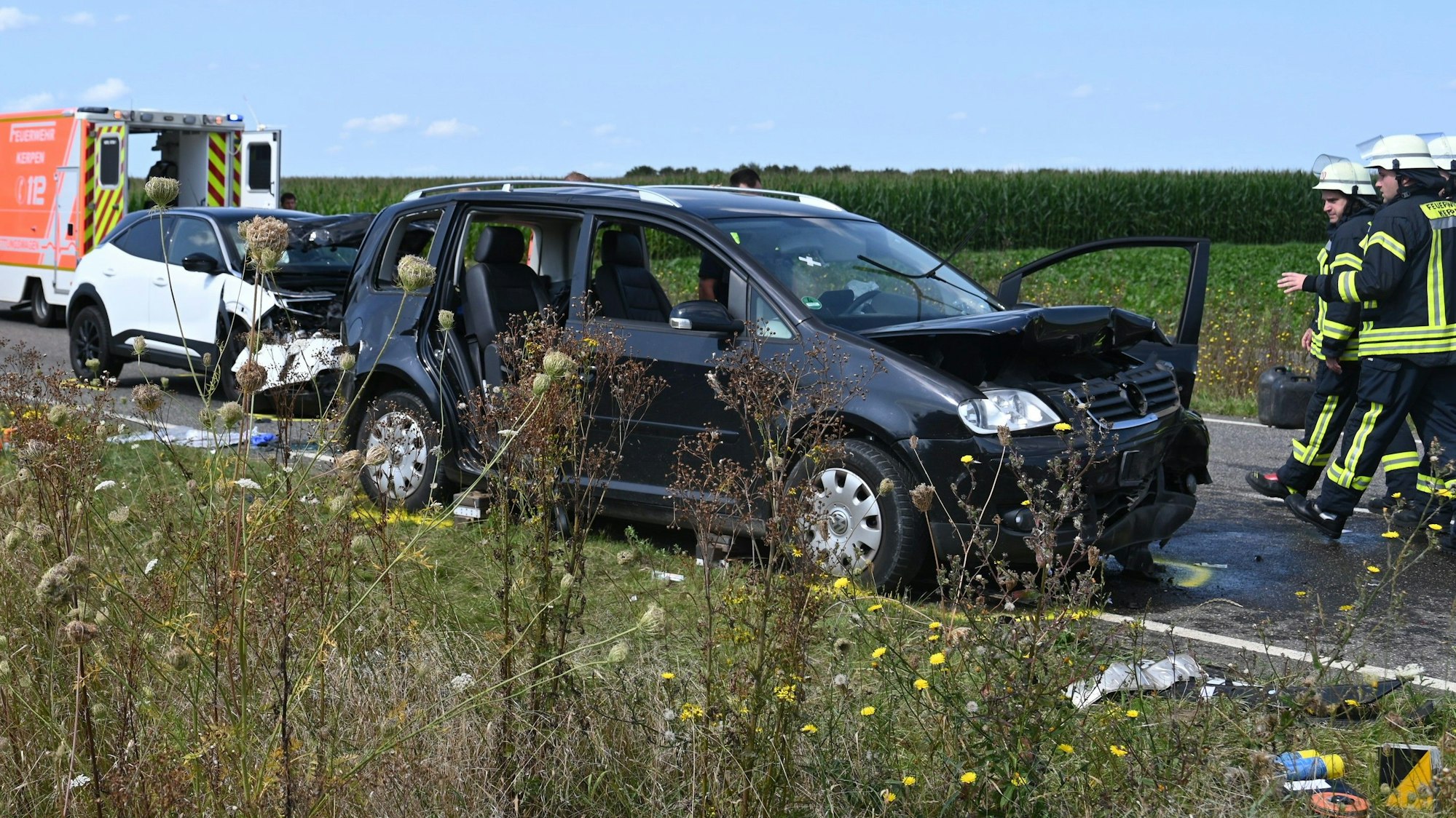 Das Bild zeigt die Unfall mit zwei verunfallten Autos.