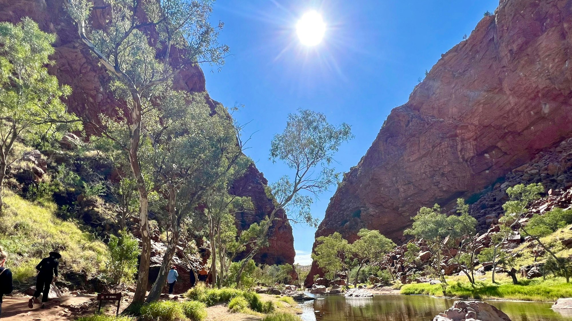 Über dem Simpsons Gap im West MacDonnell National Park - nicht weit von Alice Springs - strahlt die Sonne.