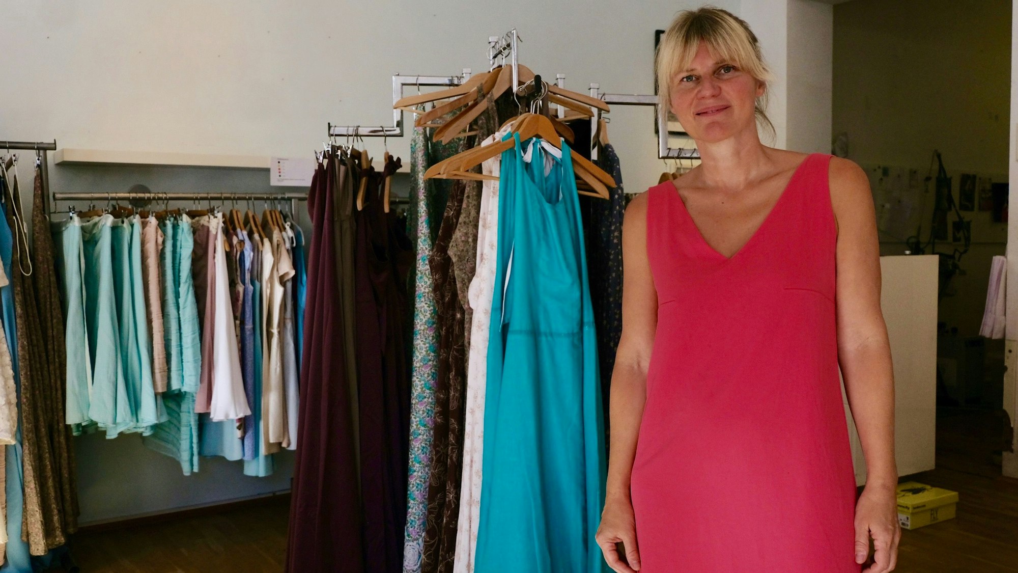 Caroline Wilbert mit ihren Kreationen im Cava Cava Köln-Sülz