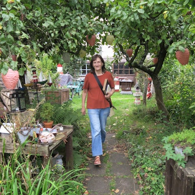 Christiane Overkamp bei ihrem Rundgang durch die drei „Blocks“.
