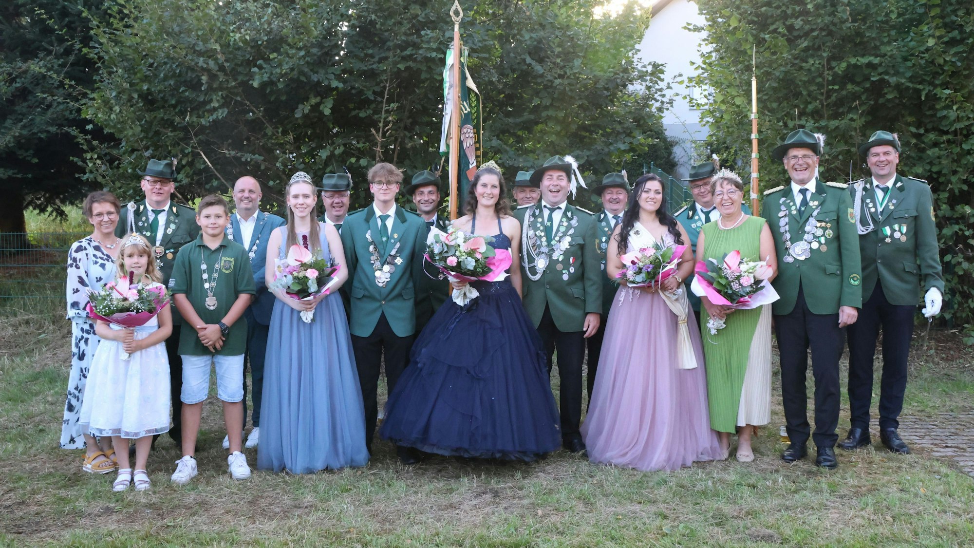 Krönung der Schützen in Bergneustadt-Pernze: Die neuen Majestäten stehen zum Gruppenfoto nebeneinander.