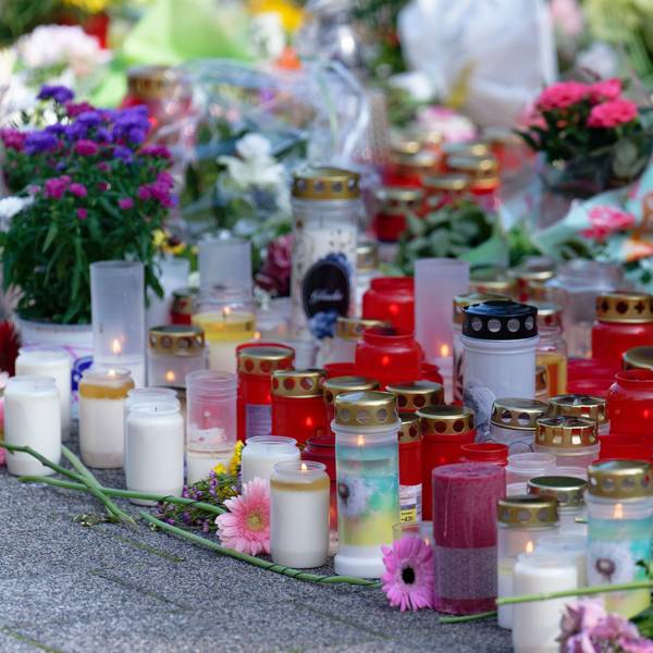 Solingen: Blumen und Kerzen in Gedenken an die Opfer liegen an einer Kirche in der Nähe des Tatorts. Viele Menschen haben Blumen und Kerzen zum Gedenken an die Opfer in der Nähe des Tatorts abgelegt.
