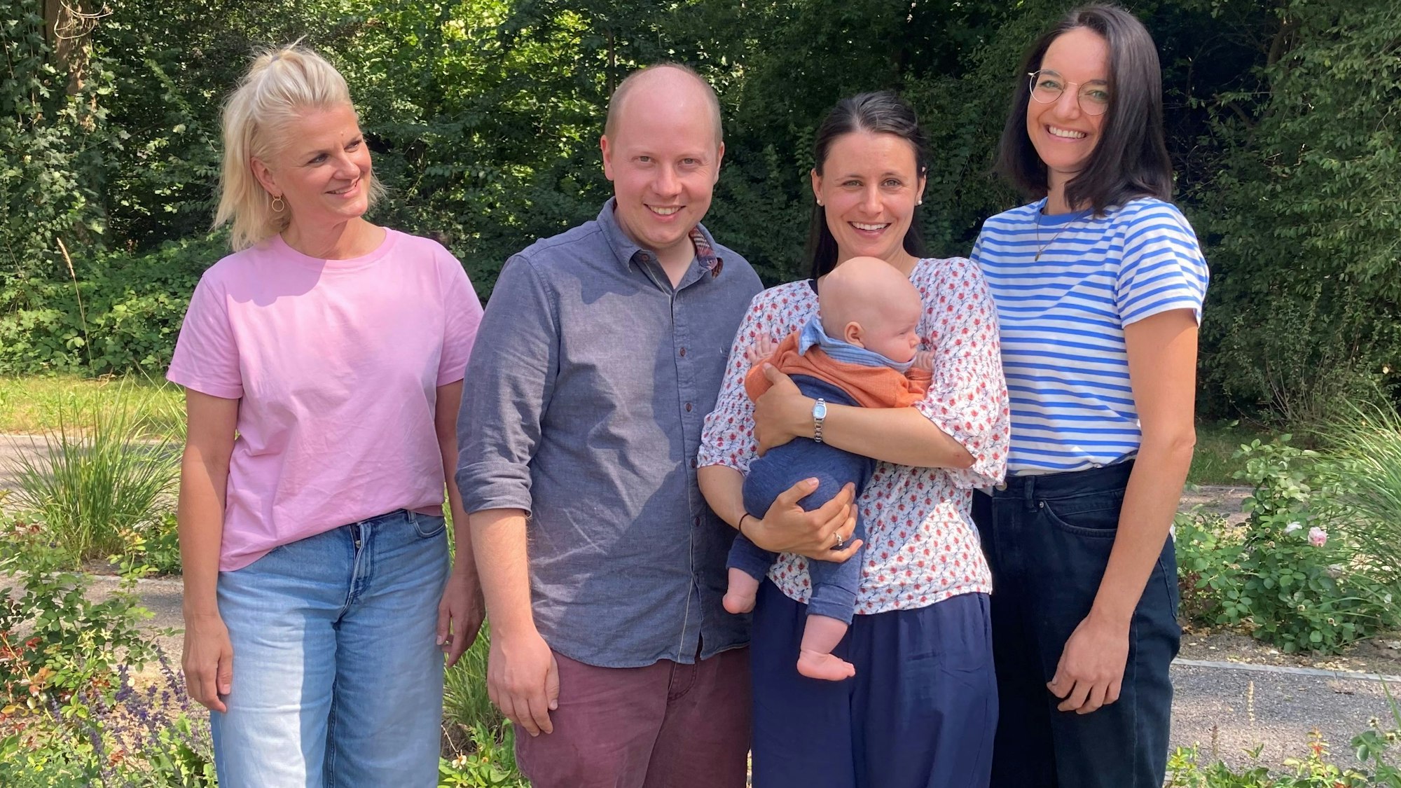 Gute Erfahrung mit der friedlichen Geburt: Monique Nentwich, Michael Nann, Maike Adam mit Mican und Verena Arends (v.l.)