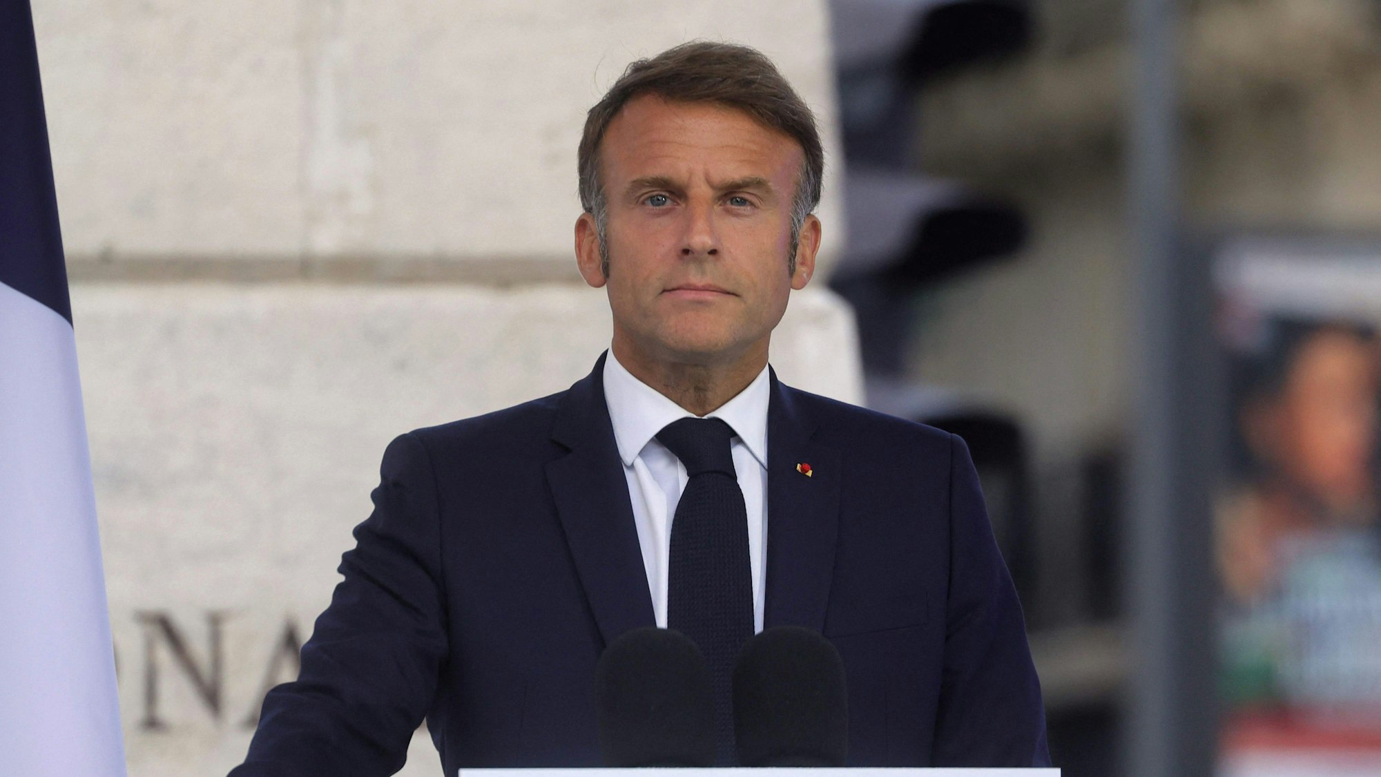 TOPSHOT - French President Emmanuel Macron delivers a speech during a ceremony commemorating the 80th anniversary of the Liberation of Paris next to the Denfert Rochereau Square, in Paris on August 25, 2024. Nazi Germany surrendered Paris on August 25, 1944, following the French Resistance uprising during World War II. (Photo by Teresa Suarez / POOL / AFP)