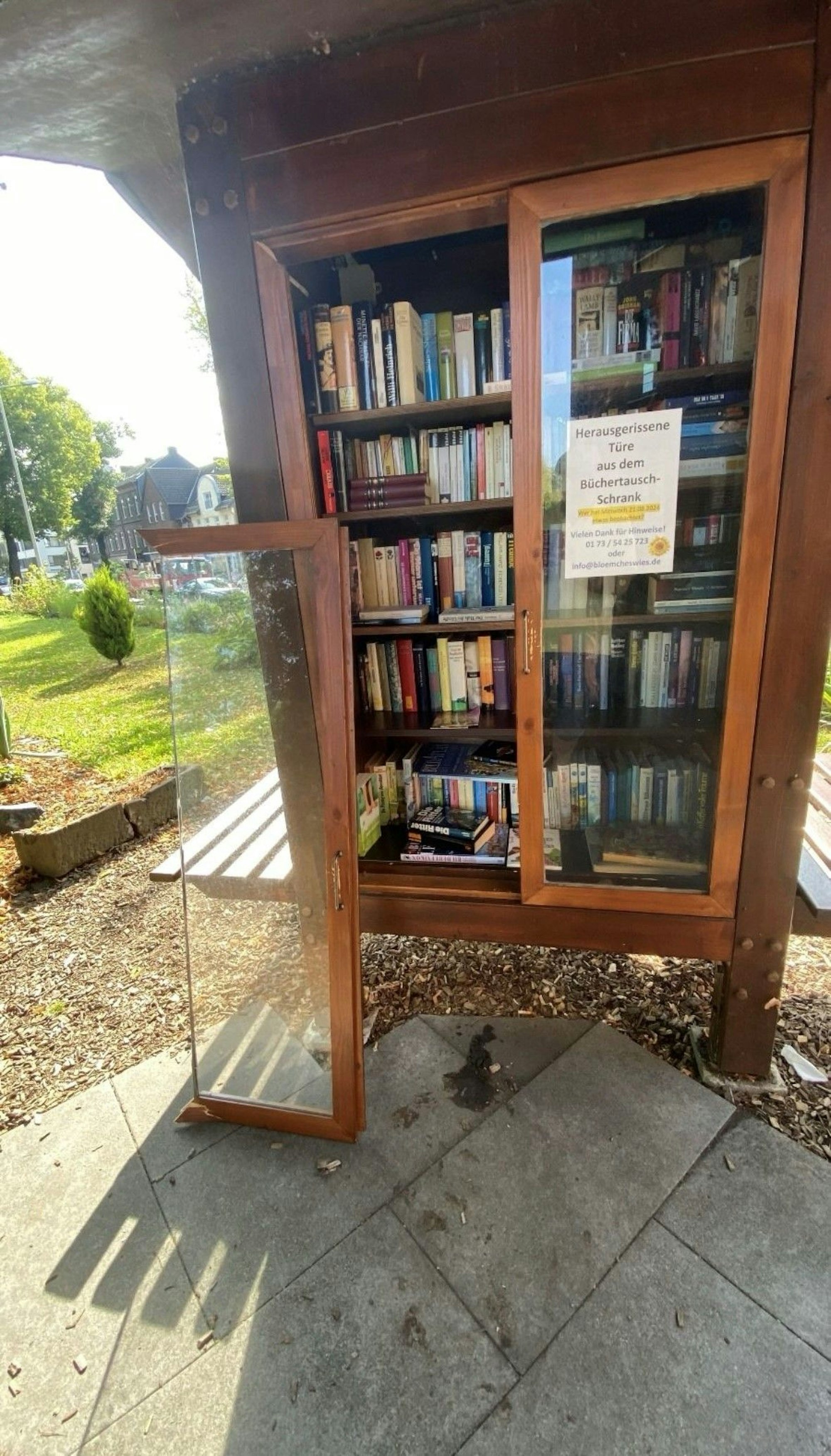 Auf dem Bild ist der Bücherschrank mit einer heraus gerissenen Tür zu sehen.