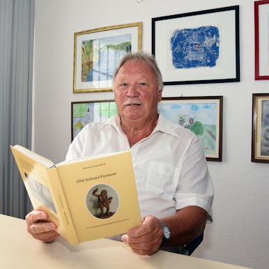 Das Foto zeigt Werner Kronenberg mit seinem neuen Buch.