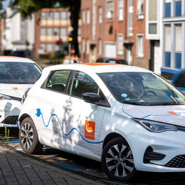 Das Bild zeigt zwei E-Autos von Cambio am Euskirchener Bahnhof. Sie werden aufgeladen.