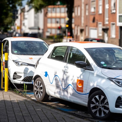 Das Bild zeigt zwei E-Autos von Cambio am Euskirchener Bahnhof. Sie werden aufgeladen.