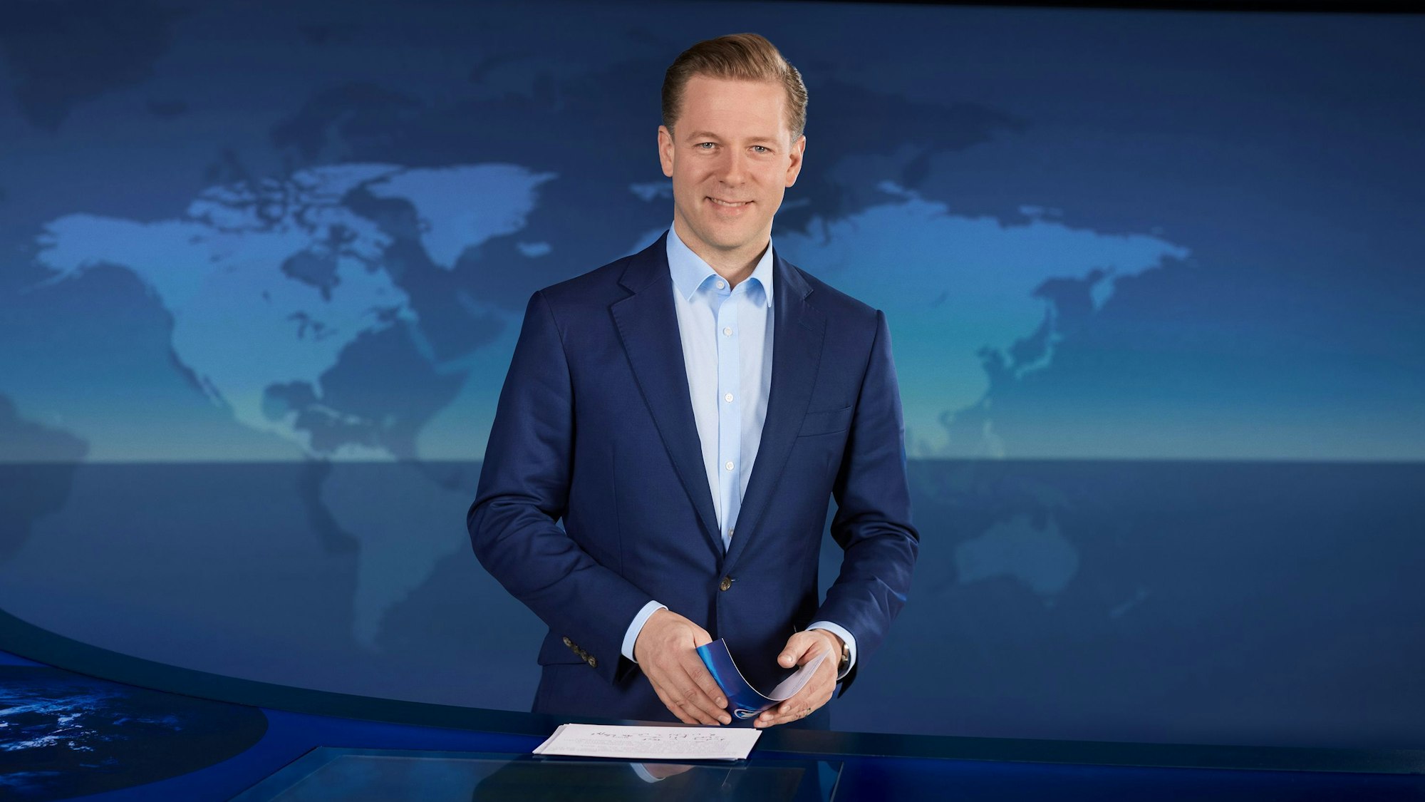 Helge Fuhst steht im ARD-Studio der Tagesthemen.