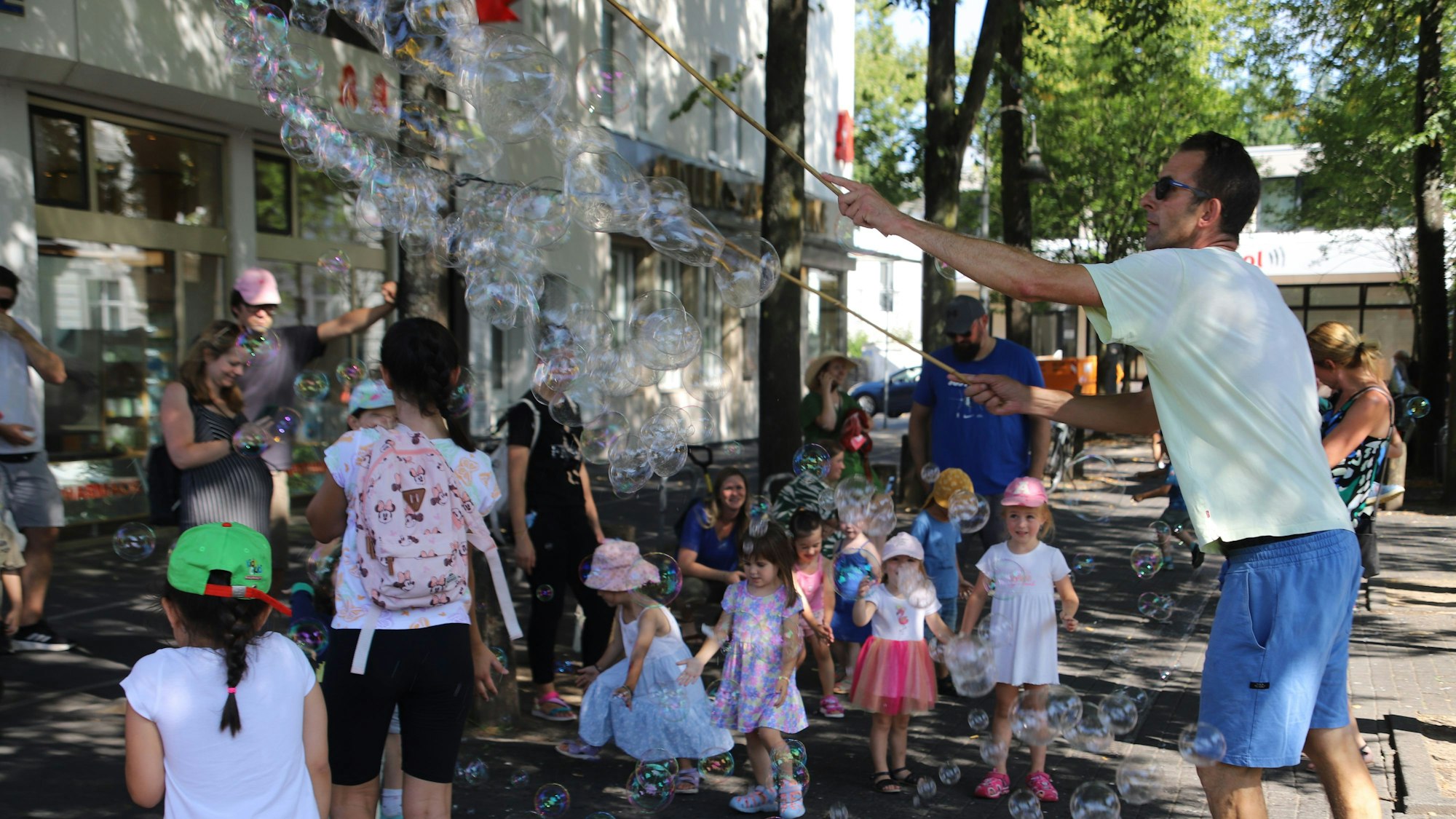 Ein Mann produzierte Seifenblasen.