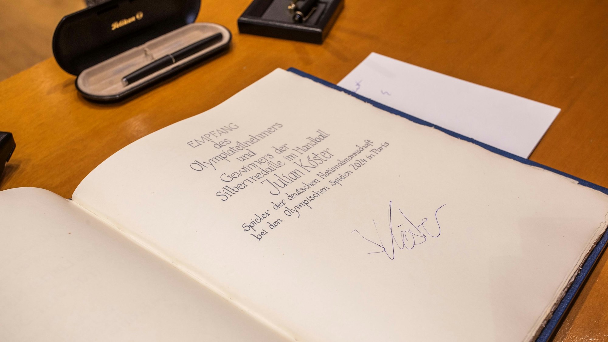 Der Eintrag von Handballer Julian Köster im Goldenen Buch der Stadt Gummersbach.