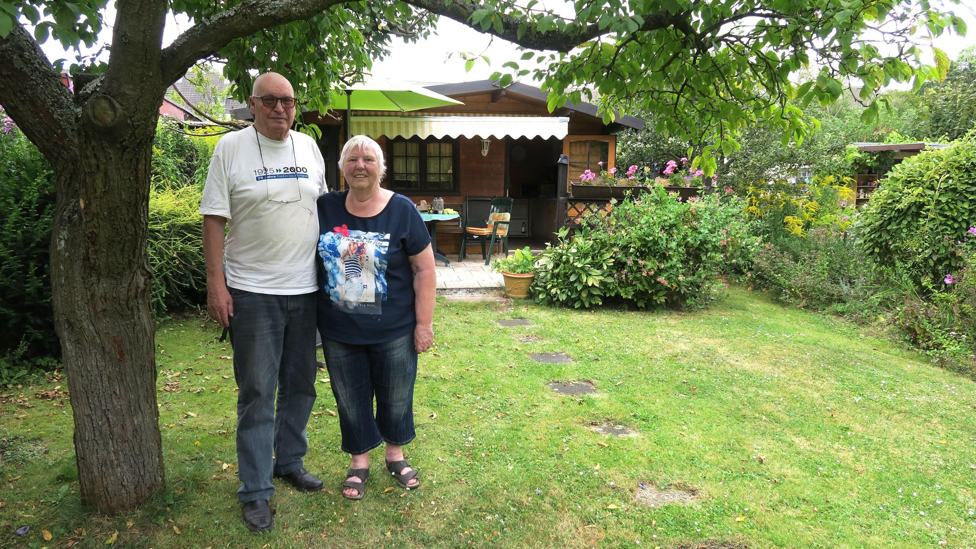 Christine und Günther Werker in ihrem Kleingarten.