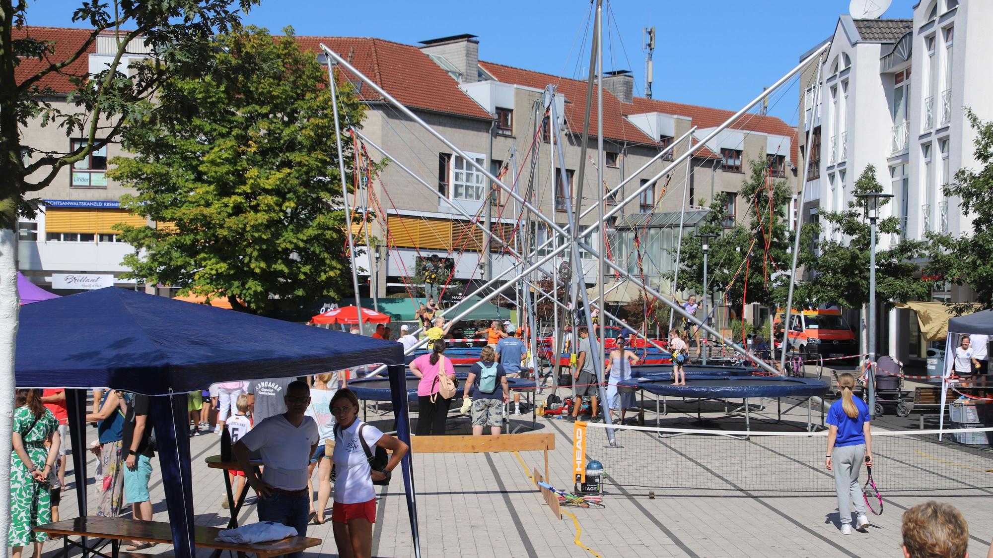Auf dem Marktplatz in Hennef steht eine Trampolinanlage.