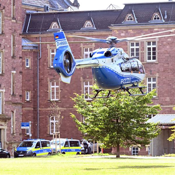 Karlsruhe, 25. August: Ein Hubschrauber mit dem mutmaßlichen Täter des Messerangriffs von Solingen startet im Innenhof eines Behördenzentrums.