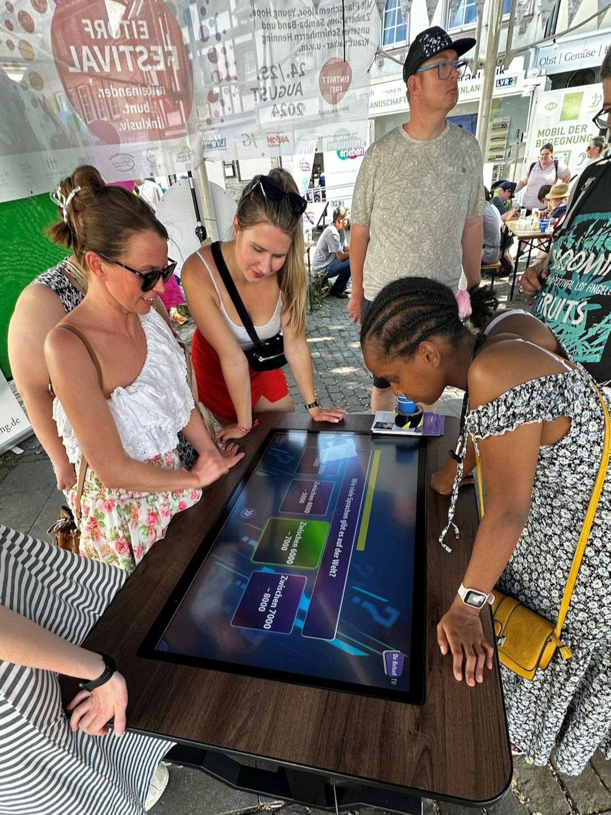 Wie viele Sprachen gibt es auf der Welt? 6000 bis 7000. Die Besucherinnen beim Eitorf Festival waren verblüfft.