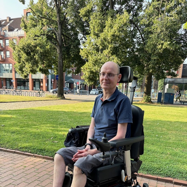 Auf dem Bild ist Dr. Dietmar Galle im Rollstuhl zu sehen.