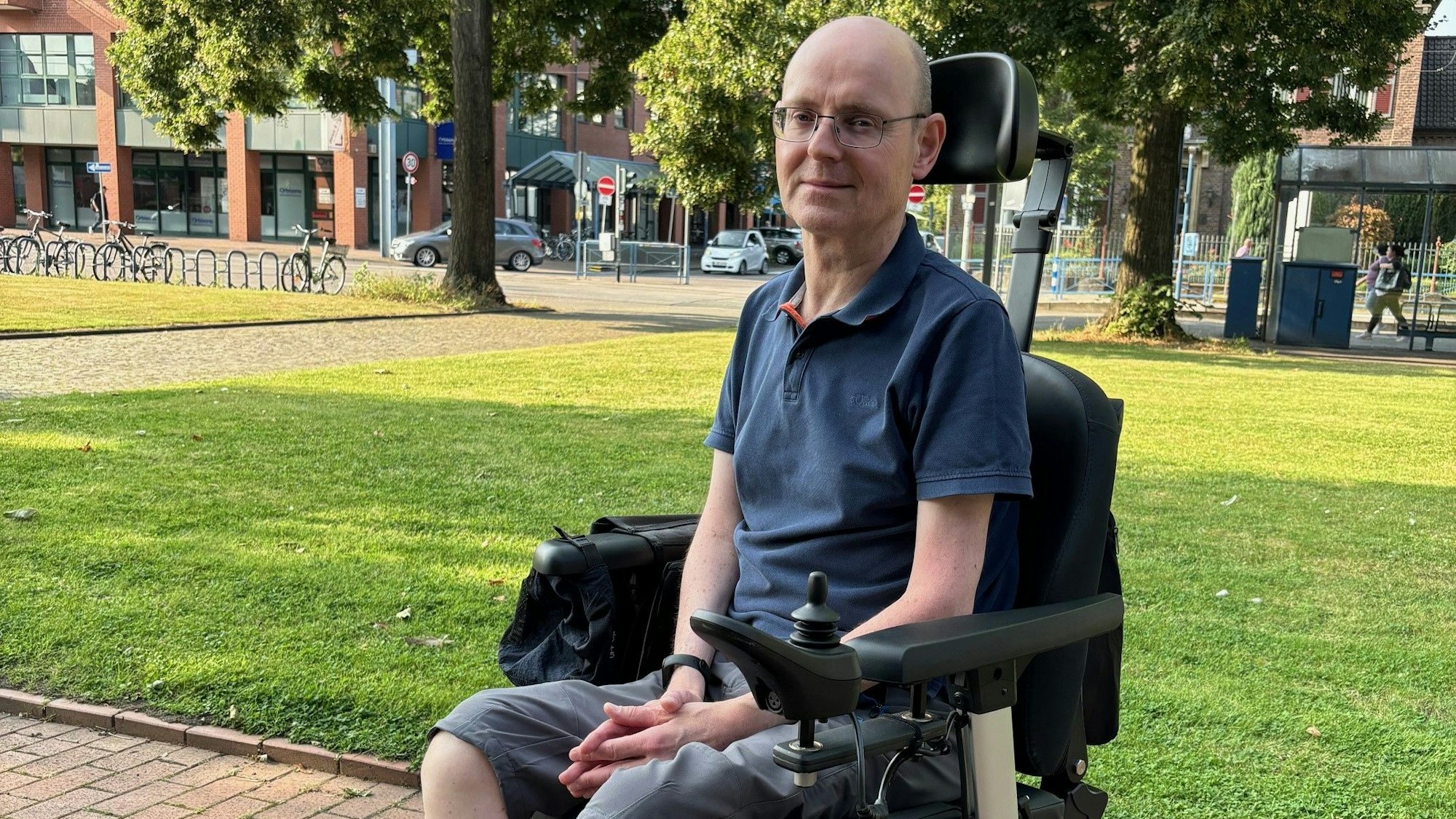 Auf dem Bild ist Dr. Dietmar Galle im Rollstuhl zu sehen.