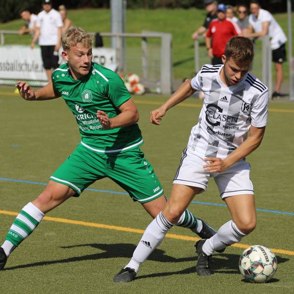 Borussia Lindenthal-Hohenlind - SV Schlebusch Westkampfbahn Köln Deutschland 05.09.2021 Links: Alexander Fuchs (Lindenthal) Rechts: Maurice Mayer (Schlebusch) Copyright Eduard Bopp Sportfotografie mail@fotobopp.de