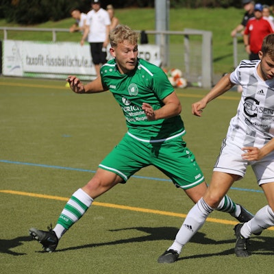 Borussia Lindenthal-Hohenlind - SV Schlebusch Westkampfbahn Köln Deutschland 05.09.2021 Links: Alexander Fuchs (Lindenthal) Rechts: Maurice Mayer (Schlebusch) Copyright Eduard Bopp Sportfotografie mail@fotobopp.de