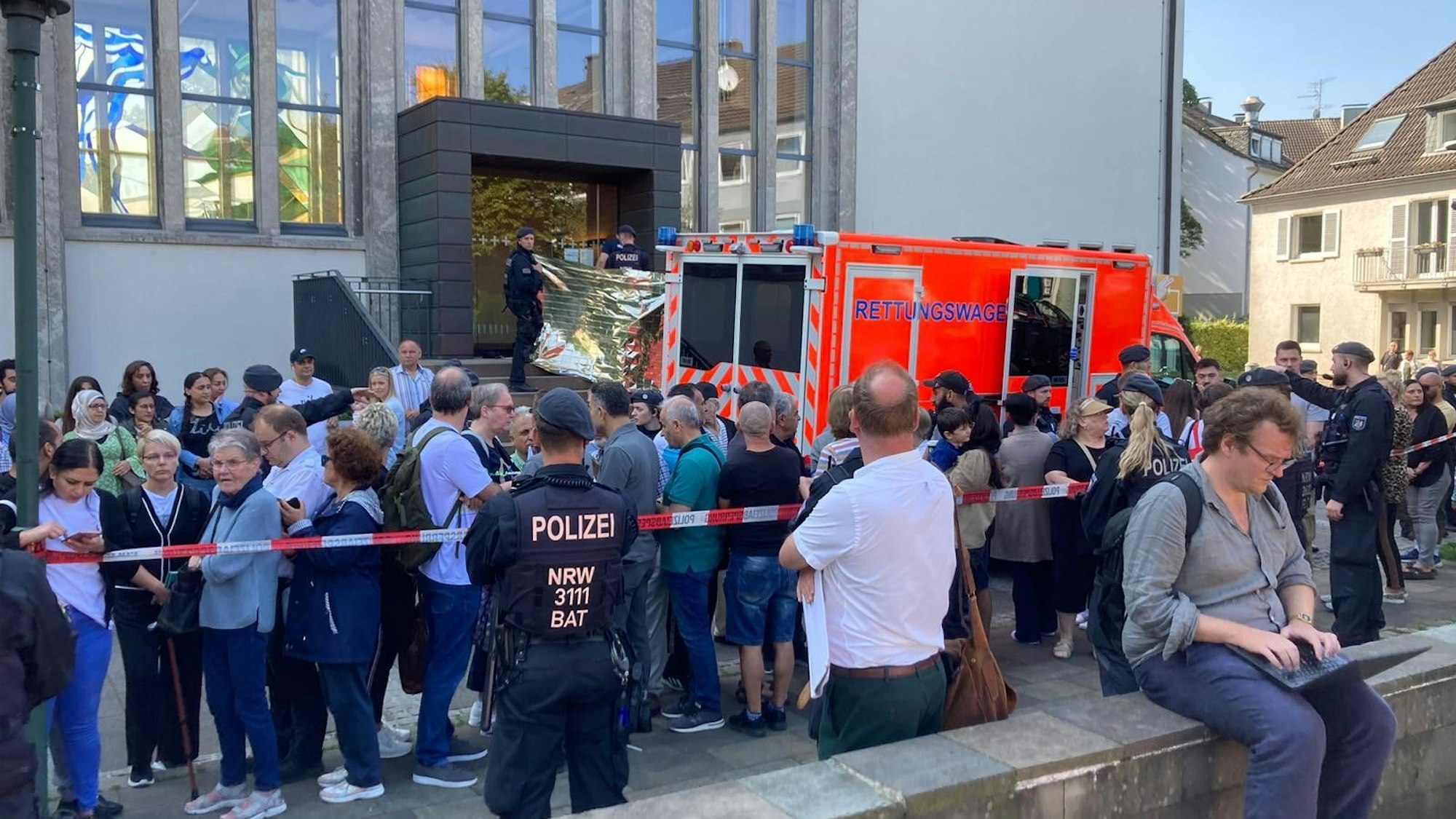 Eine Passantin ist bei der PK von Scholz, Wüst, Reul und Neubaur zusammengebrochen.