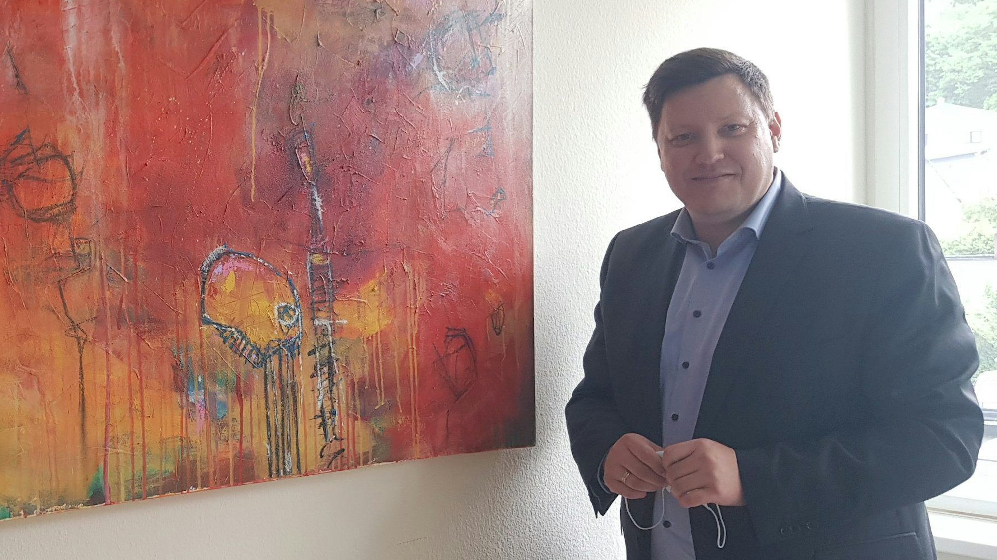 Ein Mann vor einem Bild