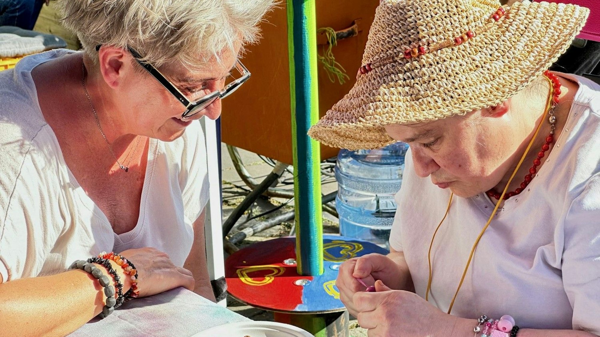 Bei der Lebenshilfe Rhein-Sieg stellte die Besucherin (r.)unter fachlicher Anleitung Schmuck her.