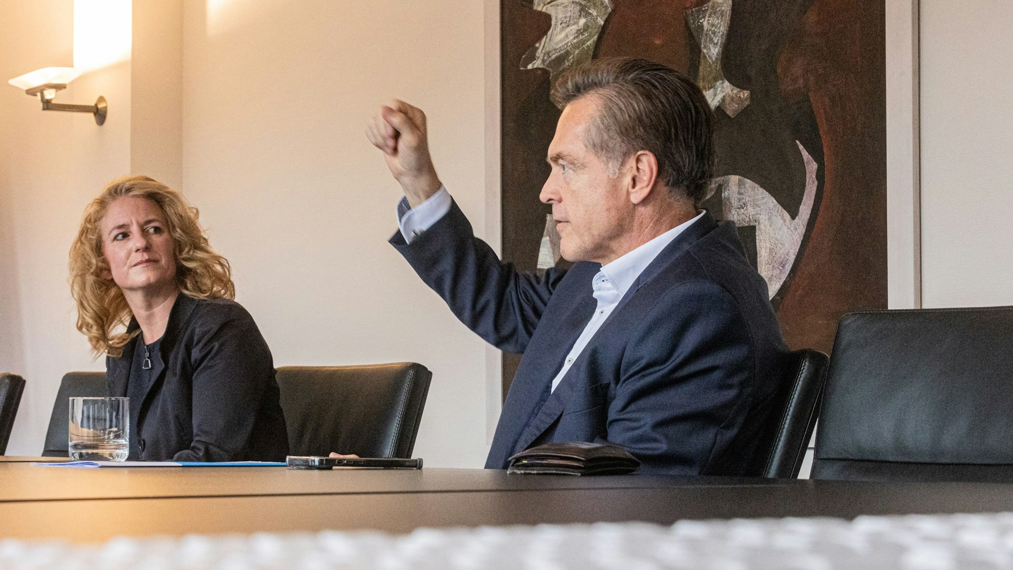 Nicole Grünewald und Hauptgeschäftsführer Uwe Vetterlein sitzen nebeneinander.